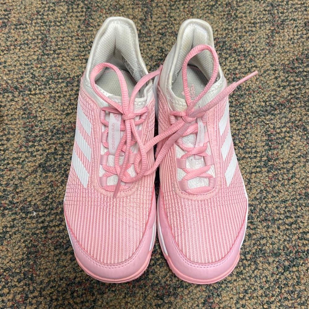 Like new pick adidas tennis court shoes